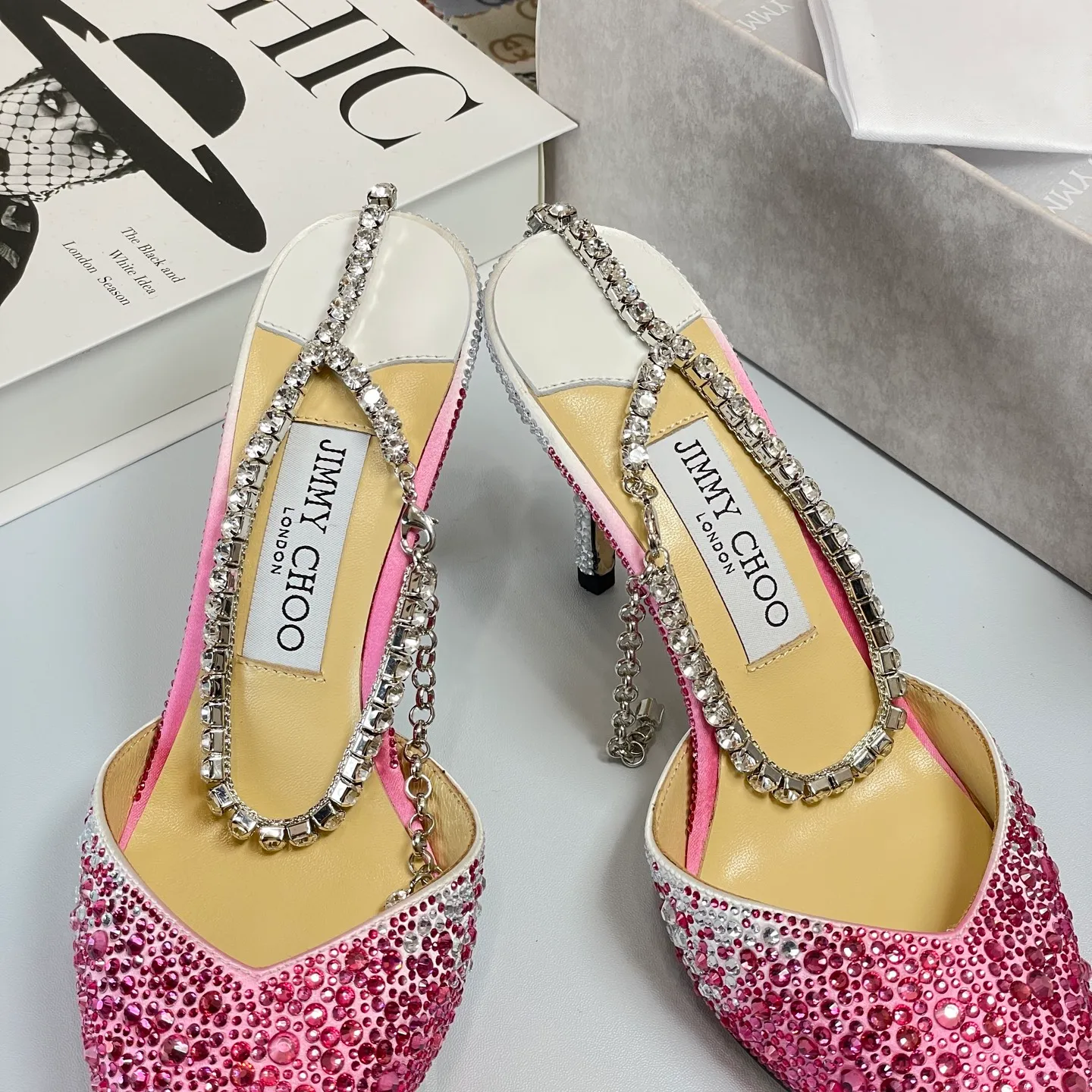 💕💕Factory direct selling price p680💕💕Jimmy Choo/Jimmy Choo classic diamond chain pointed toe crystal high-heeled sandals. Excellent crystal shoes, so beautiful that you can't take your eyes away. The shoe shape is very delicate and not too narrow and long. The internal space is enough to allow your toes to relax enough. The rhinestones outline a charming arc on the instep. It is simply beautiful. It has a 360-degree surrounding fairy atmosphere. Gorgeous without being exaggerated! ! The fabric is made of imported silk, with imported sheepskin lining. Customized A-grade Italian genuine leather sole. Heel height: 6.5 or 8.5. Size: 35-40 (41, 42, 43 customized, non-refundable)